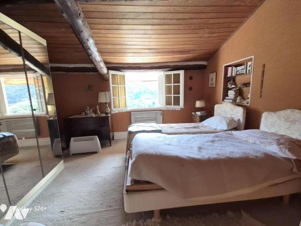 Au calme, une villa mitoyenne à rénover sur un terrain de 3100 m².