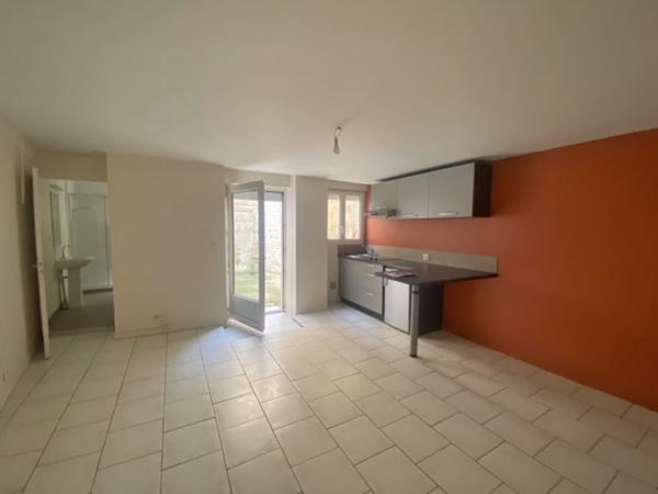 Studio
                                                                                                                                                                                                                                                                                                                        1 pièce(s)                                                                                                                                                                                                                                                                                                                              25.95  m²