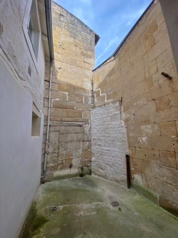 Studio
                                                                                                                                                                                                                                                                                                                        1 pièce(s)                                                                                                                                                                                                                                                                                                                              25.95  m²