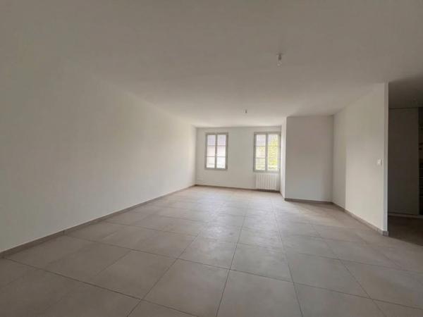LOCATION T2 AVEC STATIONNEMENT CENTRE JASSANS
