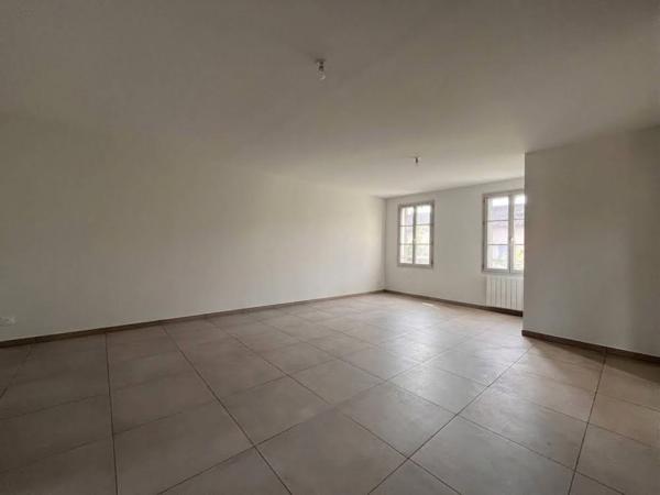 LOCATION T2 AVEC STATIONNEMENT CENTRE JASSANS