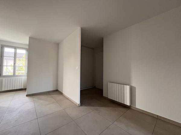 LOCATION T2 AVEC STATIONNEMENT CENTRE JASSANS