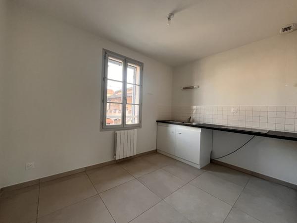 LOCATION T2 AVEC STATIONNEMENT CENTRE JASSANS