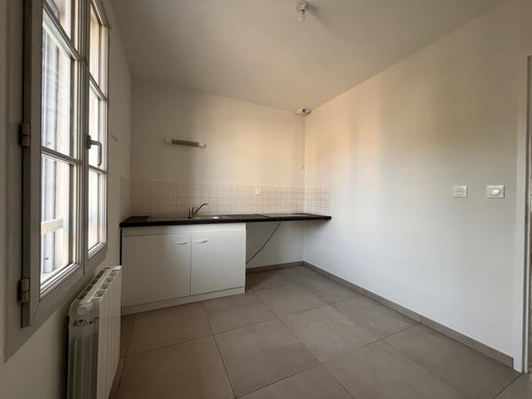 LOCATION T2 AVEC STATIONNEMENT CENTRE JASSANS