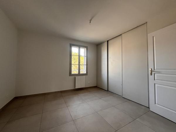 LOCATION T2 AVEC STATIONNEMENT CENTRE JASSANS