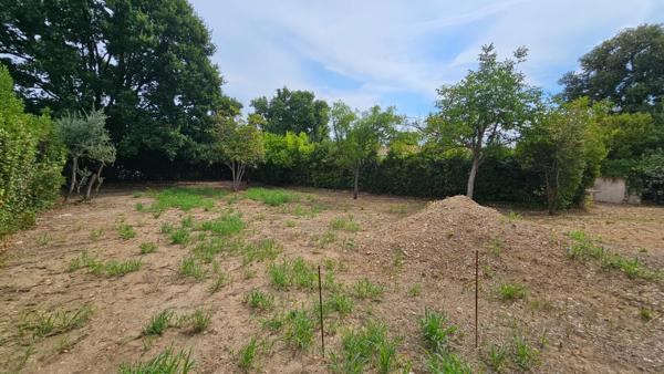 Calvisson (30420) Terrain de 548m², Calvisson dans le Gard Terrain sans vis à vis avec zone de construction de 184m²