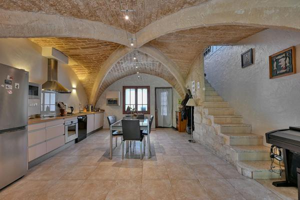 Maison de village de caractère : voûtes, jardin intimiste et grange à aménager