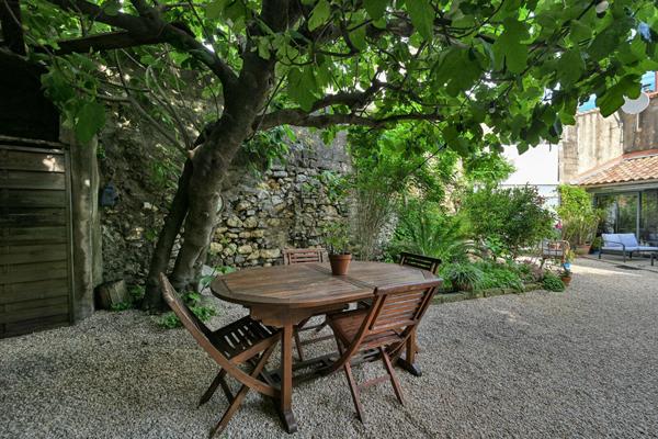 Maison de village de caractère : voûtes, jardin intimiste et grange à aménager