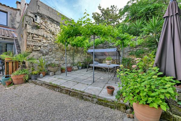 Maison de village de caractère : voûtes, jardin intimiste et grange à aménager