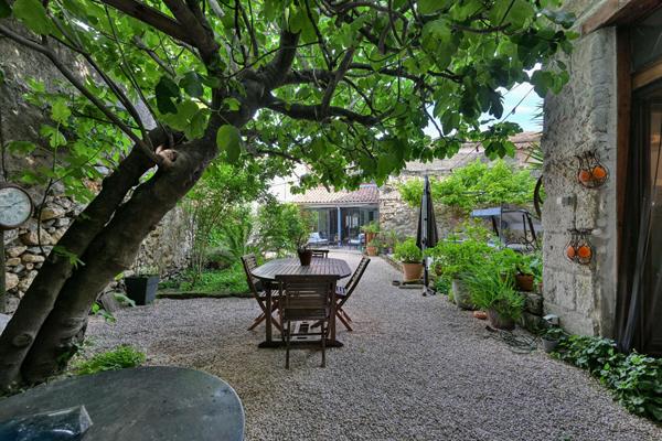 Maison de village de caractère : voûtes, jardin intimiste et grange à aménager