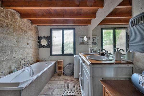 Maison de village de caractère : voûtes, jardin intimiste et grange à aménager