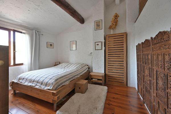 Maison de village de caractère : voûtes, jardin intimiste et grange à aménager