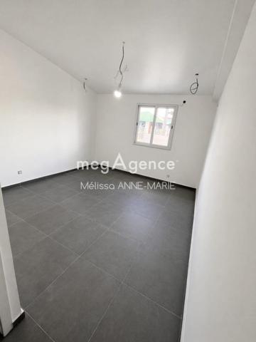 Maison à LES ABYMES, 97139 - 6 pièces 160m²