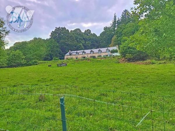 Construite sur un terrain d'environ 7 000 m² au bord de la rivière, cette longère offre de beau...