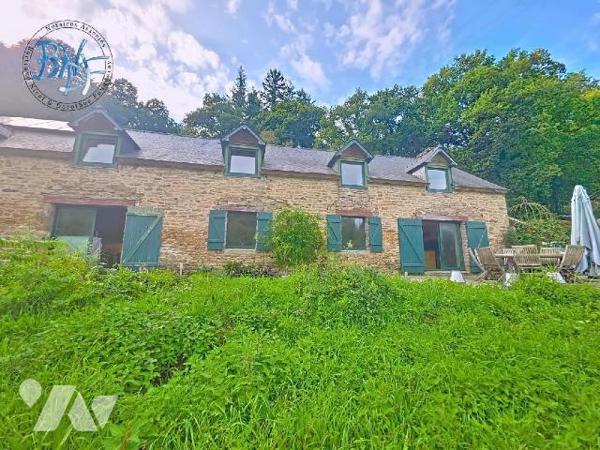 Construite sur un terrain d'environ 7 000 m² au bord de la rivière, cette longère offre de beau...