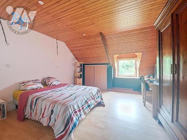 Construite sur un terrain d'environ 7 000 m² au bord de la rivière, cette longère offre de beau...