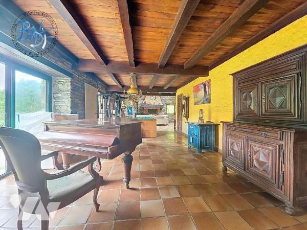 Construite sur un terrain d'environ 7 000 m² au bord de la rivière, cette longère offre de beau...