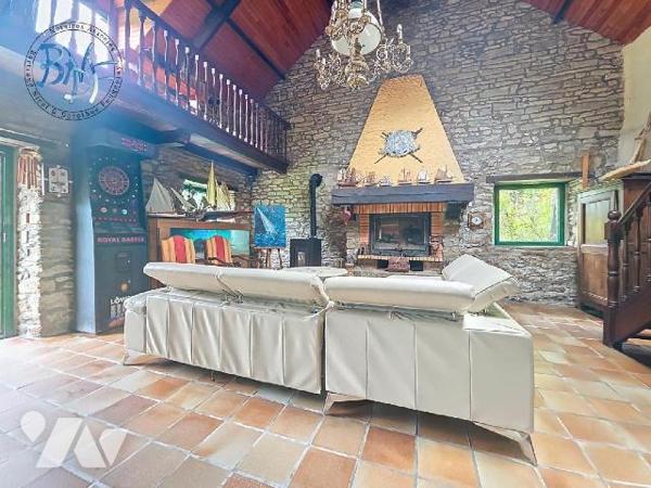 Construite sur un terrain d'environ 7 000 m² au bord de la rivière, cette longère offre de beau...