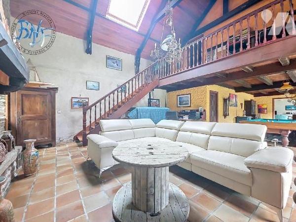 Construite sur un terrain d'environ 7 000 m² au bord de la rivière, cette longère offre de beau...