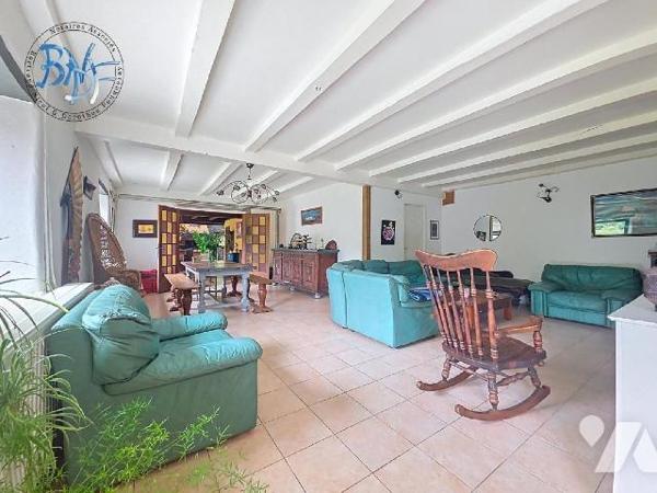 Construite sur un terrain d'environ 7 000 m² au bord de la rivière, cette longère offre de beau...