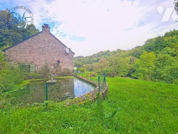 Construite sur un terrain d'environ 7 000 m² au bord de la rivière, cette longère offre de beau...