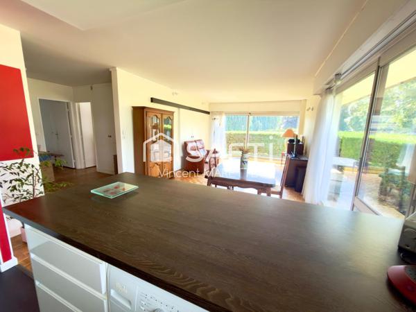 Le confort d'un appartement, l'esprit d'une maison : L'alliance parfaite entre espace, luminosité et ouverture sur l'extérieur.