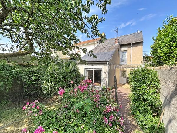 Découvrez cette agréable maison de ville bénéficiant d'un garage attenant et d'un jardin privatif.

La visite débute par un hall d'entrée desservant une cuisine avec espace repas ainsi qu'un salon-séjour lumineux ouvrant, grâce à une baie vitrée, sur un jardin intimiste et facile d'entretien. Le garage est directement accessible depuis la maison, offrant un véritable confort au quotidien.

À l'étage, un palier d'environ 10 m² distribue trois chambres ainsi qu'une salle d'eau avec WC.

Côté dépendances, vous profiterez également d'un bâtiment de stockage d'environ 20 m² situé au fond du jardin, idéal pour un atelier, du rangement ou le stockage de matériel.

Raccordée au tout-à-l'égout et bénéficiant d'un classement énergétique en D, cette maison constitue une opportunité pour une résidence principale ou un investissement locatif.