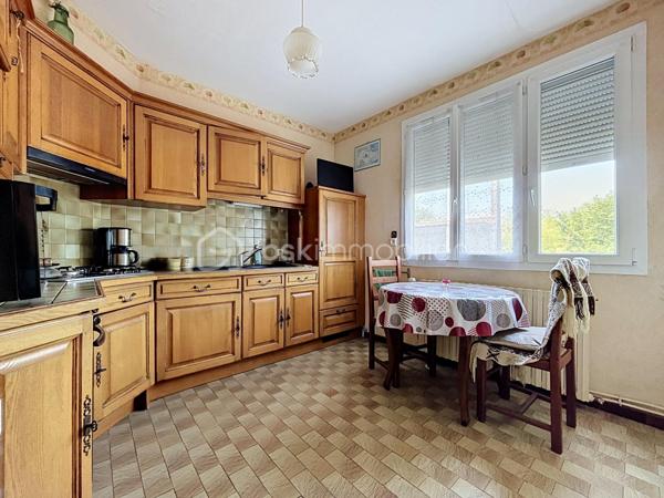 Découvrez cette agréable maison de ville bénéficiant d'un garage attenant et d'un jardin privatif.

La visite débute par un hall d'entrée desservant une cuisine avec espace repas ainsi qu'un salon-séjour lumineux ouvrant, grâce à une baie vitrée, sur un jardin intimiste et facile d'entretien. Le garage est directement accessible depuis la maison, offrant un véritable confort au quotidien.

À l'étage, un palier d'environ 10 m² distribue trois chambres ainsi qu'une salle d'eau avec WC.

Côté dépendances, vous profiterez également d'un bâtiment de stockage d'environ 20 m² situé au fond du jardin, idéal pour un atelier, du rangement ou le stockage de matériel.

Raccordée au tout-à-l'égout et bénéficiant d'un classement énergétique en D, cette maison constitue une opportunité pour une résidence principale ou un investissement locatif.