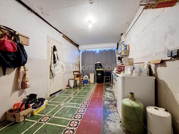 Découvrez cette agréable maison de ville bénéficiant d'un garage attenant et d'un jardin privatif.

La visite débute par un hall d'entrée desservant une cuisine avec espace repas ainsi qu'un salon-séjour lumineux ouvrant, grâce à une baie vitrée, sur un jardin intimiste et facile d'entretien. Le garage est directement accessible depuis la maison, offrant un véritable confort au quotidien.

À l'étage, un palier d'environ 10 m² distribue trois chambres ainsi qu'une salle d'eau avec WC.

Côté dépendances, vous profiterez également d'un bâtiment de stockage d'environ 20 m² situé au fond du jardin, idéal pour un atelier, du rangement ou le stockage de matériel.

Raccordée au tout-à-l'égout et bénéficiant d'un classement énergétique en D, cette maison constitue une opportunité pour une résidence principale ou un investissement locatif.