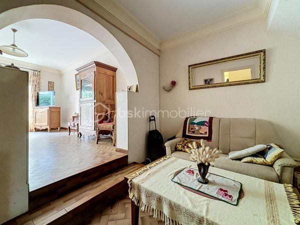 Découvrez cette agréable maison de ville bénéficiant d'un garage attenant et d'un jardin privatif.

La visite débute par un hall d'entrée desservant une cuisine avec espace repas ainsi qu'un salon-séjour lumineux ouvrant, grâce à une baie vitrée, sur un jardin intimiste et facile d'entretien. Le garage est directement accessible depuis la maison, offrant un véritable confort au quotidien.

À l'étage, un palier d'environ 10 m² distribue trois chambres ainsi qu'une salle d'eau avec WC.

Côté dépendances, vous profiterez également d'un bâtiment de stockage d'environ 20 m² situé au fond du jardin, idéal pour un atelier, du rangement ou le stockage de matériel.

Raccordée au tout-à-l'égout et bénéficiant d'un classement énergétique en D, cette maison constitue une opportunité pour une résidence principale ou un investissement locatif.