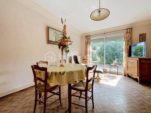 Découvrez cette agréable maison de ville bénéficiant d'un garage attenant et d'un jardin privatif.

La visite débute par un hall d'entrée desservant une cuisine avec espace repas ainsi qu'un salon-séjour lumineux ouvrant, grâce à une baie vitrée, sur un jardin intimiste et facile d'entretien. Le garage est directement accessible depuis la maison, offrant un véritable confort au quotidien.

À l'étage, un palier d'environ 10 m² distribue trois chambres ainsi qu'une salle d'eau avec WC.

Côté dépendances, vous profiterez également d'un bâtiment de stockage d'environ 20 m² situé au fond du jardin, idéal pour un atelier, du rangement ou le stockage de matériel.

Raccordée au tout-à-l'égout et bénéficiant d'un classement énergétique en D, cette maison constitue une opportunité pour une résidence principale ou un investissement locatif.