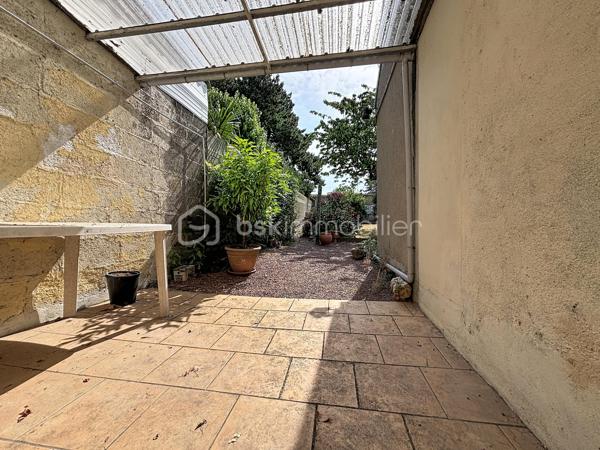 Découvrez cette agréable maison de ville bénéficiant d'un garage attenant et d'un jardin privatif.

La visite débute par un hall d'entrée desservant une cuisine avec espace repas ainsi qu'un salon-séjour lumineux ouvrant, grâce à une baie vitrée, sur un jardin intimiste et facile d'entretien. Le garage est directement accessible depuis la maison, offrant un véritable confort au quotidien.

À l'étage, un palier d'environ 10 m² distribue trois chambres ainsi qu'une salle d'eau avec WC.

Côté dépendances, vous profiterez également d'un bâtiment de stockage d'environ 20 m² situé au fond du jardin, idéal pour un atelier, du rangement ou le stockage de matériel.

Raccordée au tout-à-l'égout et bénéficiant d'un classement énergétique en D, cette maison constitue une opportunité pour une résidence principale ou un investissement locatif.