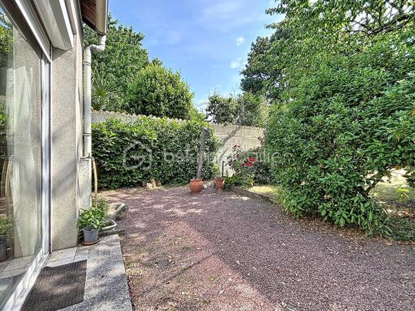 Découvrez cette agréable maison de ville bénéficiant d'un garage attenant et d'un jardin privatif.

La visite débute par un hall d'entrée desservant une cuisine avec espace repas ainsi qu'un salon-séjour lumineux ouvrant, grâce à une baie vitrée, sur un jardin intimiste et facile d'entretien. Le garage est directement accessible depuis la maison, offrant un véritable confort au quotidien.

À l'étage, un palier d'environ 10 m² distribue trois chambres ainsi qu'une salle d'eau avec WC.

Côté dépendances, vous profiterez également d'un bâtiment de stockage d'environ 20 m² situé au fond du jardin, idéal pour un atelier, du rangement ou le stockage de matériel.

Raccordée au tout-à-l'égout et bénéficiant d'un classement énergétique en D, cette maison constitue une opportunité pour une résidence principale ou un investissement locatif.