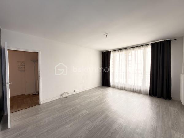 Dans une petite résidence avec ascenseur, découvrez cet appartement de type F3 bien agencé, idéal pour un premier achat comme pour un investissement patrimonial.

L’entrée propose un placard et un couloir qui distribue les espaces de façon claire et agréable au quotidien, dont une cuisine indépendante.
Le séjour s’ouvre sur un balcon, parfait pour profiter d’un extérieur en ville.
La partie nuit se compose de 2 chambres, complétée par une salle de bains et WC séparé. 
En annexe : une cave, toujours appréciable pour le stockage.

Côté stationnement, une place de parking est mis à disposition dans le parking sécurisé de la résidence. 

Un appartement fonctionnel, lumineux, avec encore quelques détails à découvrir sur place.

Environnement & transports

Le secteur est très pratique au quotidien :
Tram-train T4 à Livry-Gargan (la ville est desservie par plusieurs stations T4, avec correspondances vers RER B (Sevran-Livry) et RER E (Bondy)).
Bus à proximité (lignes indiquées à proximité de l’avenue : 147, 234, 613).