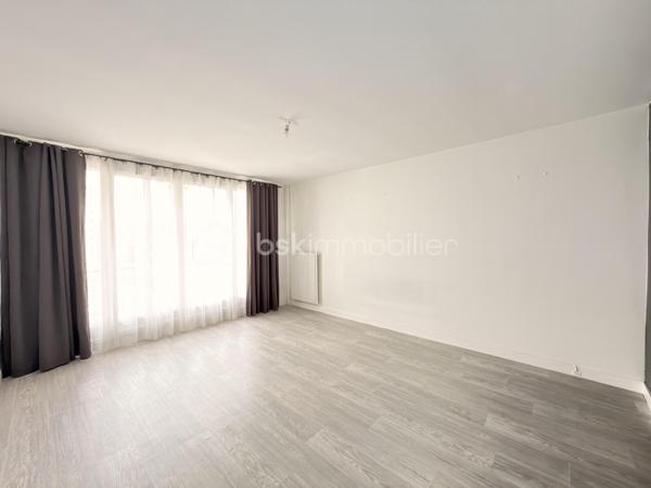 Dans une petite résidence avec ascenseur, découvrez cet appartement de type F3 bien agencé, idéal pour un premier achat comme pour un investissement patrimonial.

L’entrée propose un placard et un couloir qui distribue les espaces de façon claire et agréable au quotidien, dont une cuisine indépendante.
Le séjour s’ouvre sur un balcon, parfait pour profiter d’un extérieur en ville.
La partie nuit se compose de 2 chambres, complétée par une salle de bains et WC séparé. 
En annexe : une cave, toujours appréciable pour le stockage.

Côté stationnement, une place de parking est mis à disposition dans le parking sécurisé de la résidence. 

Un appartement fonctionnel, lumineux, avec encore quelques détails à découvrir sur place.

Environnement & transports

Le secteur est très pratique au quotidien :
Tram-train T4 à Livry-Gargan (la ville est desservie par plusieurs stations T4, avec correspondances vers RER B (Sevran-Livry) et RER E (Bondy)).
Bus à proximité (lignes indiquées à proximité de l’avenue : 147, 234, 613).