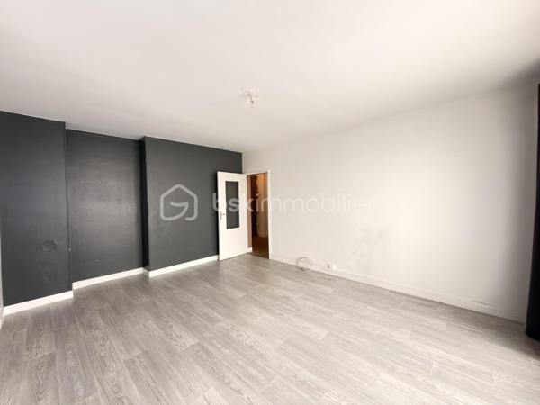 Dans une petite résidence avec ascenseur, découvrez cet appartement de type F3 bien agencé, idéal pour un premier achat comme pour un investissement patrimonial.

L’entrée propose un placard et un couloir qui distribue les espaces de façon claire et agréable au quotidien, dont une cuisine indépendante.
Le séjour s’ouvre sur un balcon, parfait pour profiter d’un extérieur en ville.
La partie nuit se compose de 2 chambres, complétée par une salle de bains et WC séparé. 
En annexe : une cave, toujours appréciable pour le stockage.

Côté stationnement, une place de parking est mis à disposition dans le parking sécurisé de la résidence. 

Un appartement fonctionnel, lumineux, avec encore quelques détails à découvrir sur place.

Environnement & transports

Le secteur est très pratique au quotidien :
Tram-train T4 à Livry-Gargan (la ville est desservie par plusieurs stations T4, avec correspondances vers RER B (Sevran-Livry) et RER E (Bondy)).
Bus à proximité (lignes indiquées à proximité de l’avenue : 147, 234, 613).