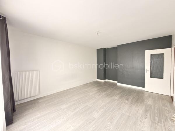 Dans une petite résidence avec ascenseur, découvrez cet appartement de type F3 bien agencé, idéal pour un premier achat comme pour un investissement patrimonial.

L’entrée propose un placard et un couloir qui distribue les espaces de façon claire et agréable au quotidien, dont une cuisine indépendante.
Le séjour s’ouvre sur un balcon, parfait pour profiter d’un extérieur en ville.
La partie nuit se compose de 2 chambres, complétée par une salle de bains et WC séparé. 
En annexe : une cave, toujours appréciable pour le stockage.

Côté stationnement, une place de parking est mis à disposition dans le parking sécurisé de la résidence. 

Un appartement fonctionnel, lumineux, avec encore quelques détails à découvrir sur place.

Environnement & transports

Le secteur est très pratique au quotidien :
Tram-train T4 à Livry-Gargan (la ville est desservie par plusieurs stations T4, avec correspondances vers RER B (Sevran-Livry) et RER E (Bondy)).
Bus à proximité (lignes indiquées à proximité de l’avenue : 147, 234, 613).