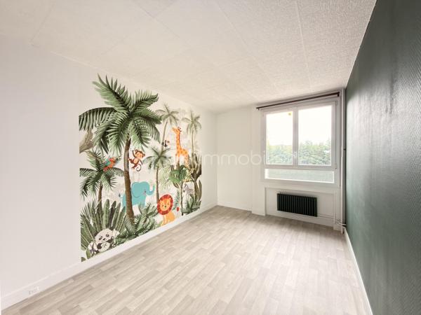 Dans une petite résidence avec ascenseur, découvrez cet appartement de type F3 bien agencé, idéal pour un premier achat comme pour un investissement patrimonial.

L’entrée propose un placard et un couloir qui distribue les espaces de façon claire et agréable au quotidien, dont une cuisine indépendante.
Le séjour s’ouvre sur un balcon, parfait pour profiter d’un extérieur en ville.
La partie nuit se compose de 2 chambres, complétée par une salle de bains et WC séparé. 
En annexe : une cave, toujours appréciable pour le stockage.

Côté stationnement, une place de parking est mis à disposition dans le parking sécurisé de la résidence. 

Un appartement fonctionnel, lumineux, avec encore quelques détails à découvrir sur place.

Environnement & transports

Le secteur est très pratique au quotidien :
Tram-train T4 à Livry-Gargan (la ville est desservie par plusieurs stations T4, avec correspondances vers RER B (Sevran-Livry) et RER E (Bondy)).
Bus à proximité (lignes indiquées à proximité de l’avenue : 147, 234, 613).