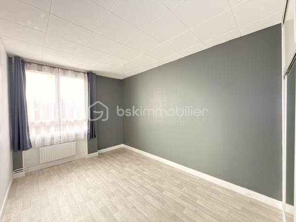 Dans une petite résidence avec ascenseur, découvrez cet appartement de type F3 bien agencé, idéal pour un premier achat comme pour un investissement patrimonial.

L’entrée propose un placard et un couloir qui distribue les espaces de façon claire et agréable au quotidien, dont une cuisine indépendante.
Le séjour s’ouvre sur un balcon, parfait pour profiter d’un extérieur en ville.
La partie nuit se compose de 2 chambres, complétée par une salle de bains et WC séparé. 
En annexe : une cave, toujours appréciable pour le stockage.

Côté stationnement, une place de parking est mis à disposition dans le parking sécurisé de la résidence. 

Un appartement fonctionnel, lumineux, avec encore quelques détails à découvrir sur place.

Environnement & transports

Le secteur est très pratique au quotidien :
Tram-train T4 à Livry-Gargan (la ville est desservie par plusieurs stations T4, avec correspondances vers RER B (Sevran-Livry) et RER E (Bondy)).
Bus à proximité (lignes indiquées à proximité de l’avenue : 147, 234, 613).