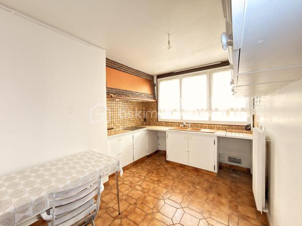 Dans une petite résidence avec ascenseur, découvrez cet appartement de type F3 bien agencé, idéal pour un premier achat comme pour un investissement patrimonial.

L’entrée propose un placard et un couloir qui distribue les espaces de façon claire et agréable au quotidien, dont une cuisine indépendante.
Le séjour s’ouvre sur un balcon, parfait pour profiter d’un extérieur en ville.
La partie nuit se compose de 2 chambres, complétée par une salle de bains et WC séparé. 
En annexe : une cave, toujours appréciable pour le stockage.

Côté stationnement, une place de parking est mis à disposition dans le parking sécurisé de la résidence. 

Un appartement fonctionnel, lumineux, avec encore quelques détails à découvrir sur place.

Environnement & transports

Le secteur est très pratique au quotidien :
Tram-train T4 à Livry-Gargan (la ville est desservie par plusieurs stations T4, avec correspondances vers RER B (Sevran-Livry) et RER E (Bondy)).
Bus à proximité (lignes indiquées à proximité de l’avenue : 147, 234, 613).