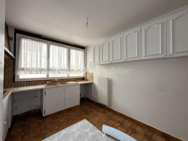 Dans une petite résidence avec ascenseur, découvrez cet appartement de type F3 bien agencé, idéal pour un premier achat comme pour un investissement patrimonial.

L’entrée propose un placard et un couloir qui distribue les espaces de façon claire et agréable au quotidien, dont une cuisine indépendante.
Le séjour s’ouvre sur un balcon, parfait pour profiter d’un extérieur en ville.
La partie nuit se compose de 2 chambres, complétée par une salle de bains et WC séparé. 
En annexe : une cave, toujours appréciable pour le stockage.

Côté stationnement, une place de parking est mis à disposition dans le parking sécurisé de la résidence. 

Un appartement fonctionnel, lumineux, avec encore quelques détails à découvrir sur place.

Environnement & transports

Le secteur est très pratique au quotidien :
Tram-train T4 à Livry-Gargan (la ville est desservie par plusieurs stations T4, avec correspondances vers RER B (Sevran-Livry) et RER E (Bondy)).
Bus à proximité (lignes indiquées à proximité de l’avenue : 147, 234, 613).