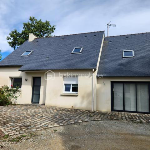 Je vous présente une belle maison de 2008, de 7 pièces sur la commune de LANDEVANT, dans un environnement calme et très proche du centre-ville et de tous ces commerces.
Accès rapide à la RN 165 sans sa nuisance et proche de la RIA D'ETEL et des plages et des plages.
Contacter Johanna Lavenant BSK immobilier.
Elle se compose d'une entrée donnant sur le salon séjour traversant avec un accès au jardin et sa terrasse pour vos moments de détente.
Une cuisine entièrement équipée et fonctionnelle, Une buanderie et un bureau très lumineux pouvant servir de chambre.
Un dégagement donne sur la suite parentale avec une salle d'eau attenante et un WC séparé.
À l'étage, Un escalier dessert 4 chambres avec rangement dont une avec sa salle d'eau privative Et un dressing. Une salle de bains avec WC complète cet étage.
Le tout sur un terrain clos de 700 m2 environ, avec plusieurs stationnements possibles et un grand cabanon de jardin.
Les +++
Proche des plages.
Chauffage aérothermie et bonne isolation.
Proche des commerces.
Maison lumineuse.
Contactez moi pour découvrir ce bien sans tarder.