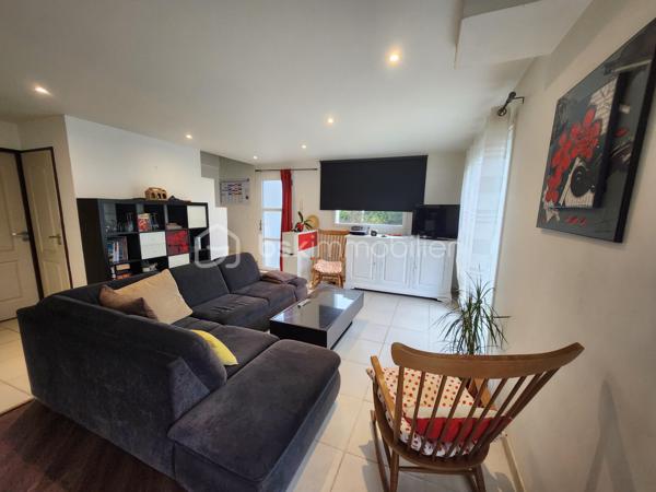 Je vous présente une belle maison de 2008, de 7 pièces sur la commune de LANDEVANT, dans un environnement calme et très proche du centre-ville et de tous ces commerces.
Accès rapide à la RN 165 sans sa nuisance et proche de la RIA D'ETEL et des plages et des plages.
Contacter Johanna Lavenant BSK immobilier.
Elle se compose d'une entrée donnant sur le salon séjour traversant avec un accès au jardin et sa terrasse pour vos moments de détente.
Une cuisine entièrement équipée et fonctionnelle, Une buanderie et un bureau très lumineux pouvant servir de chambre.
Un dégagement donne sur la suite parentale avec une salle d'eau attenante et un WC séparé.
À l'étage, Un escalier dessert 4 chambres avec rangement dont une avec sa salle d'eau privative Et un dressing. Une salle de bains avec WC complète cet étage.
Le tout sur un terrain clos de 700 m2 environ, avec plusieurs stationnements possibles et un grand cabanon de jardin.
Les +++
Proche des plages.
Chauffage aérothermie et bonne isolation.
Proche des commerces.
Maison lumineuse.
Contactez moi pour découvrir ce bien sans tarder.