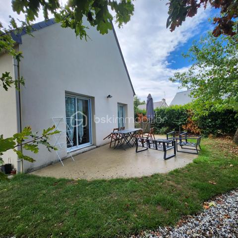 Je vous présente une belle maison de 2008, de 7 pièces sur la commune de LANDEVANT, dans un environnement calme et très proche du centre-ville et de tous ces commerces.
Accès rapide à la RN 165 sans sa nuisance et proche de la RIA D'ETEL et des plages et des plages.
Contacter Johanna Lavenant BSK immobilier.
Elle se compose d'une entrée donnant sur le salon séjour traversant avec un accès au jardin et sa terrasse pour vos moments de détente.
Une cuisine entièrement équipée et fonctionnelle, Une buanderie et un bureau très lumineux pouvant servir de chambre.
Un dégagement donne sur la suite parentale avec une salle d'eau attenante et un WC séparé.
À l'étage, Un escalier dessert 4 chambres avec rangement dont une avec sa salle d'eau privative Et un dressing. Une salle de bains avec WC complète cet étage.
Le tout sur un terrain clos de 700 m2 environ, avec plusieurs stationnements possibles et un grand cabanon de jardin.
Les +++
Proche des plages.
Chauffage aérothermie et bonne isolation.
Proche des commerces.
Maison lumineuse.
Contactez moi pour découvrir ce bien sans tarder.