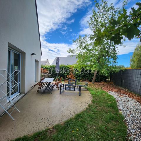 Je vous présente une belle maison de 2008, de 7 pièces sur la commune de LANDEVANT, dans un environnement calme et très proche du centre-ville et de tous ces commerces.
Accès rapide à la RN 165 sans sa nuisance et proche de la RIA D'ETEL et des plages et des plages.
Contacter Johanna Lavenant BSK immobilier.
Elle se compose d'une entrée donnant sur le salon séjour traversant avec un accès au jardin et sa terrasse pour vos moments de détente.
Une cuisine entièrement équipée et fonctionnelle, Une buanderie et un bureau très lumineux pouvant servir de chambre.
Un dégagement donne sur la suite parentale avec une salle d'eau attenante et un WC séparé.
À l'étage, Un escalier dessert 4 chambres avec rangement dont une avec sa salle d'eau privative Et un dressing. Une salle de bains avec WC complète cet étage.
Le tout sur un terrain clos de 700 m2 environ, avec plusieurs stationnements possibles et un grand cabanon de jardin.
Les +++
Proche des plages.
Chauffage aérothermie et bonne isolation.
Proche des commerces.
Maison lumineuse.
Contactez moi pour découvrir ce bien sans tarder.