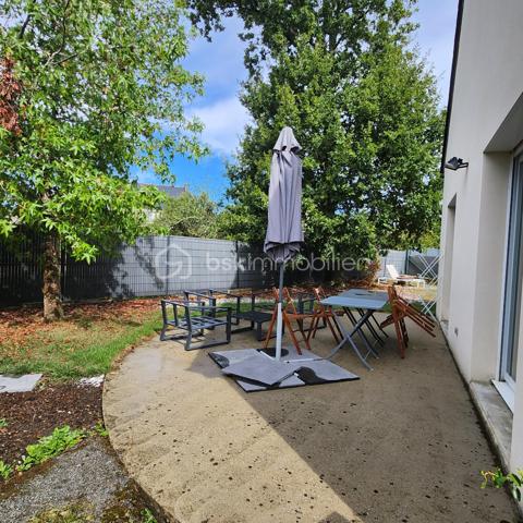 Je vous présente une belle maison de 2008, de 7 pièces sur la commune de LANDEVANT, dans un environnement calme et très proche du centre-ville et de tous ces commerces.
Accès rapide à la RN 165 sans sa nuisance et proche de la RIA D'ETEL et des plages et des plages.
Contacter Johanna Lavenant BSK immobilier.
Elle se compose d'une entrée donnant sur le salon séjour traversant avec un accès au jardin et sa terrasse pour vos moments de détente.
Une cuisine entièrement équipée et fonctionnelle, Une buanderie et un bureau très lumineux pouvant servir de chambre.
Un dégagement donne sur la suite parentale avec une salle d'eau attenante et un WC séparé.
À l'étage, Un escalier dessert 4 chambres avec rangement dont une avec sa salle d'eau privative Et un dressing. Une salle de bains avec WC complète cet étage.
Le tout sur un terrain clos de 700 m2 environ, avec plusieurs stationnements possibles et un grand cabanon de jardin.
Les +++
Proche des plages.
Chauffage aérothermie et bonne isolation.
Proche des commerces.
Maison lumineuse.
Contactez moi pour découvrir ce bien sans tarder.