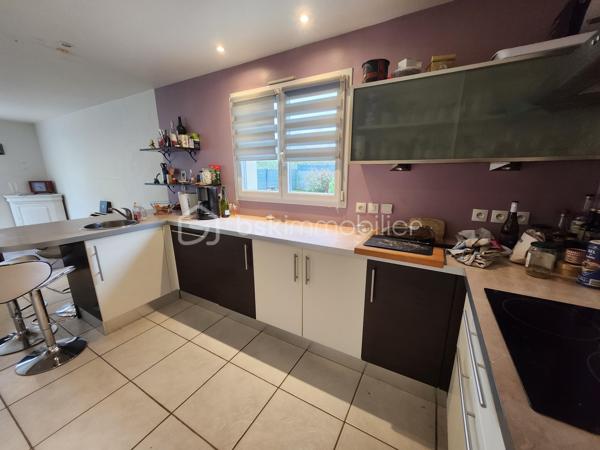 Je vous présente une belle maison de 2008, de 7 pièces sur la commune de LANDEVANT, dans un environnement calme et très proche du centre-ville et de tous ces commerces.
Accès rapide à la RN 165 sans sa nuisance et proche de la RIA D'ETEL et des plages et des plages.
Contacter Johanna Lavenant BSK immobilier.
Elle se compose d'une entrée donnant sur le salon séjour traversant avec un accès au jardin et sa terrasse pour vos moments de détente.
Une cuisine entièrement équipée et fonctionnelle, Une buanderie et un bureau très lumineux pouvant servir de chambre.
Un dégagement donne sur la suite parentale avec une salle d'eau attenante et un WC séparé.
À l'étage, Un escalier dessert 4 chambres avec rangement dont une avec sa salle d'eau privative Et un dressing. Une salle de bains avec WC complète cet étage.
Le tout sur un terrain clos de 700 m2 environ, avec plusieurs stationnements possibles et un grand cabanon de jardin.
Les +++
Proche des plages.
Chauffage aérothermie et bonne isolation.
Proche des commerces.
Maison lumineuse.
Contactez moi pour découvrir ce bien sans tarder.