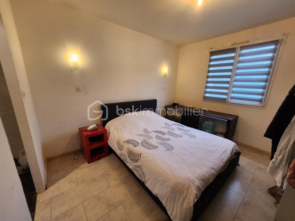 Je vous présente une belle maison de 2008, de 7 pièces sur la commune de LANDEVANT, dans un environnement calme et très proche du centre-ville et de tous ces commerces.
Accès rapide à la RN 165 sans sa nuisance et proche de la RIA D'ETEL et des plages et des plages.
Contacter Johanna Lavenant BSK immobilier.
Elle se compose d'une entrée donnant sur le salon séjour traversant avec un accès au jardin et sa terrasse pour vos moments de détente.
Une cuisine entièrement équipée et fonctionnelle, Une buanderie et un bureau très lumineux pouvant servir de chambre.
Un dégagement donne sur la suite parentale avec une salle d'eau attenante et un WC séparé.
À l'étage, Un escalier dessert 4 chambres avec rangement dont une avec sa salle d'eau privative Et un dressing. Une salle de bains avec WC complète cet étage.
Le tout sur un terrain clos de 700 m2 environ, avec plusieurs stationnements possibles et un grand cabanon de jardin.
Les +++
Proche des plages.
Chauffage aérothermie et bonne isolation.
Proche des commerces.
Maison lumineuse.
Contactez moi pour découvrir ce bien sans tarder.