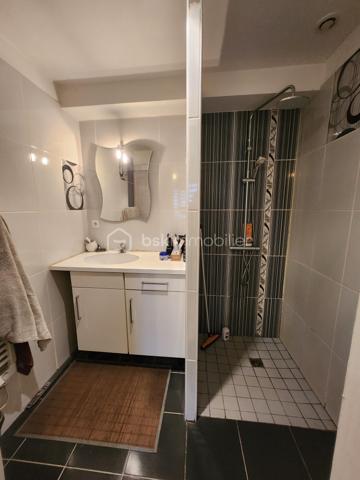 Je vous présente une belle maison de 2008, de 7 pièces sur la commune de LANDEVANT, dans un environnement calme et très proche du centre-ville et de tous ces commerces.
Accès rapide à la RN 165 sans sa nuisance et proche de la RIA D'ETEL et des plages et des plages.
Contacter Johanna Lavenant BSK immobilier.
Elle se compose d'une entrée donnant sur le salon séjour traversant avec un accès au jardin et sa terrasse pour vos moments de détente.
Une cuisine entièrement équipée et fonctionnelle, Une buanderie et un bureau très lumineux pouvant servir de chambre.
Un dégagement donne sur la suite parentale avec une salle d'eau attenante et un WC séparé.
À l'étage, Un escalier dessert 4 chambres avec rangement dont une avec sa salle d'eau privative Et un dressing. Une salle de bains avec WC complète cet étage.
Le tout sur un terrain clos de 700 m2 environ, avec plusieurs stationnements possibles et un grand cabanon de jardin.
Les +++
Proche des plages.
Chauffage aérothermie et bonne isolation.
Proche des commerces.
Maison lumineuse.
Contactez moi pour découvrir ce bien sans tarder.