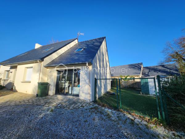 Je vous présente une belle maison de 2008, de 7 pièces sur la commune de LANDEVANT, dans un environnement calme et très proche du centre-ville et de tous ces commerces.
Accès rapide à la RN 165 sans sa nuisance et proche de la RIA D'ETEL et des plages et des plages.
Contacter Johanna Lavenant BSK immobilier.
Elle se compose d'une entrée donnant sur le salon séjour traversant avec un accès au jardin et sa terrasse pour vos moments de détente.
Une cuisine entièrement équipée et fonctionnelle, Une buanderie et un bureau très lumineux pouvant servir de chambre.
Un dégagement donne sur la suite parentale avec une salle d'eau attenante et un WC séparé.
À l'étage, Un escalier dessert 4 chambres avec rangement dont une avec sa salle d'eau privative Et un dressing. Une salle de bains avec WC complète cet étage.
Le tout sur un terrain clos de 700 m2 environ, avec plusieurs stationnements possibles et un grand cabanon de jardin.
Les +++
Proche des plages.
Chauffage aérothermie et bonne isolation.
Proche des commerces.
Maison lumineuse.
Contactez moi pour découvrir ce bien sans tarder.